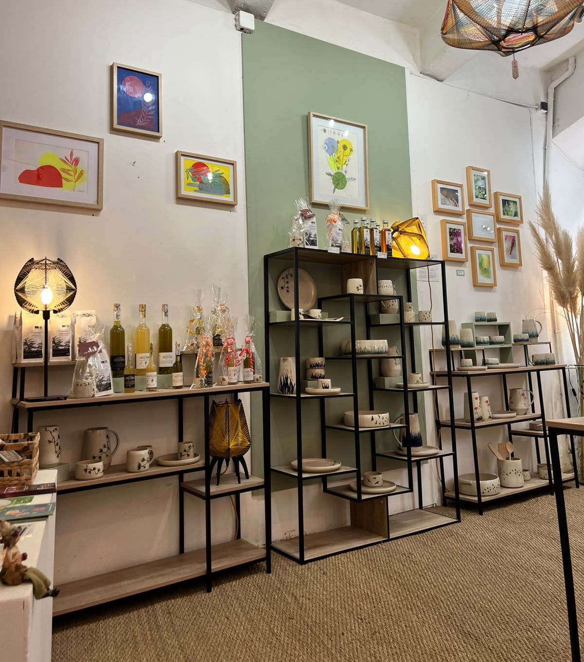 Intérieur de la boutique M Céramique : liqueurs et tisanes d'Amélie Clavier, luminaires de Julie Godel et vaisselle de Marie
