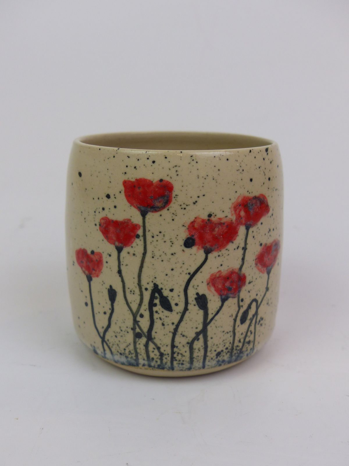Gobelet en grès moucheté décoré de coquelicots rouges peints au pinceau