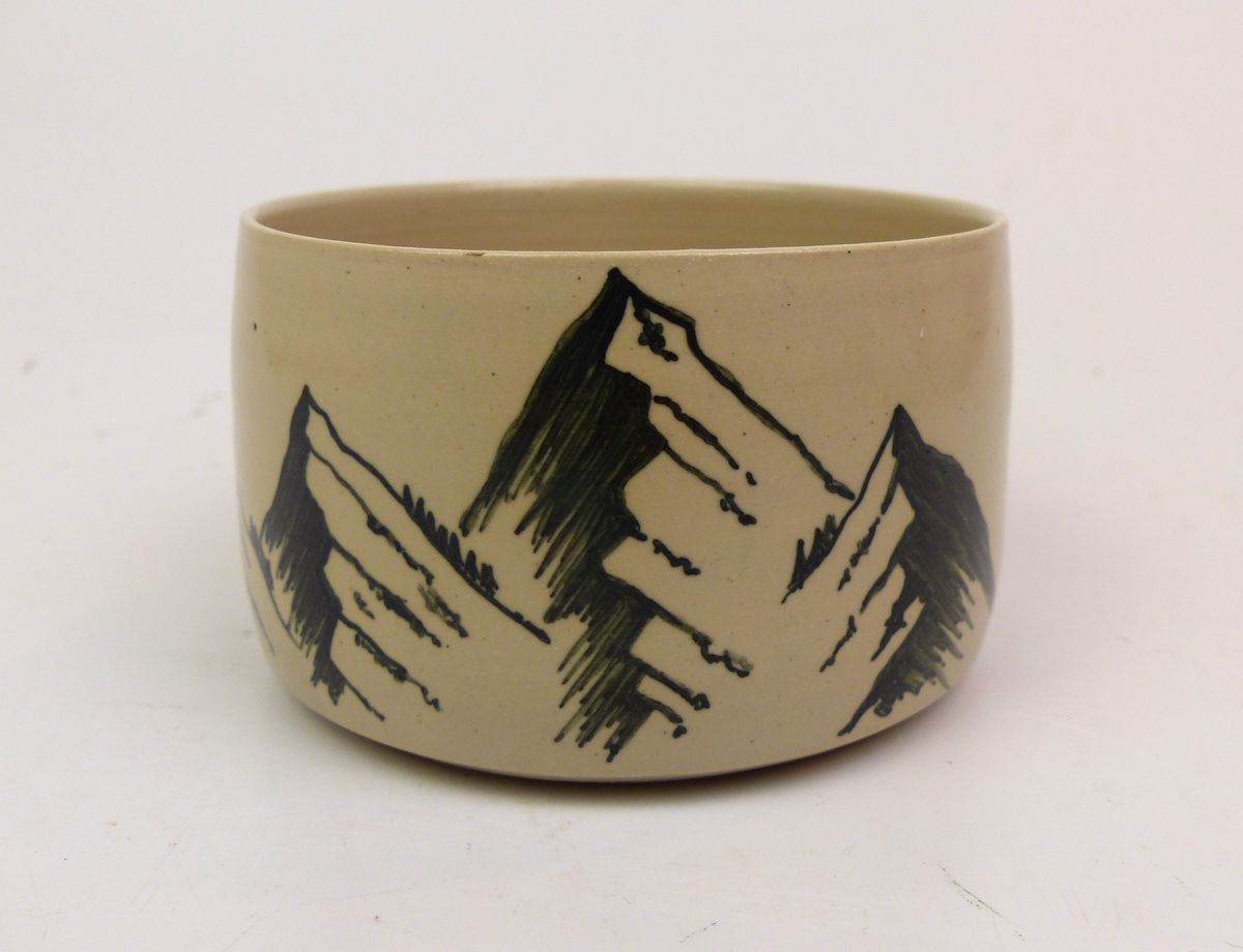 Bol en grès terminé, décoré de montagnes peintes à l'encre noire